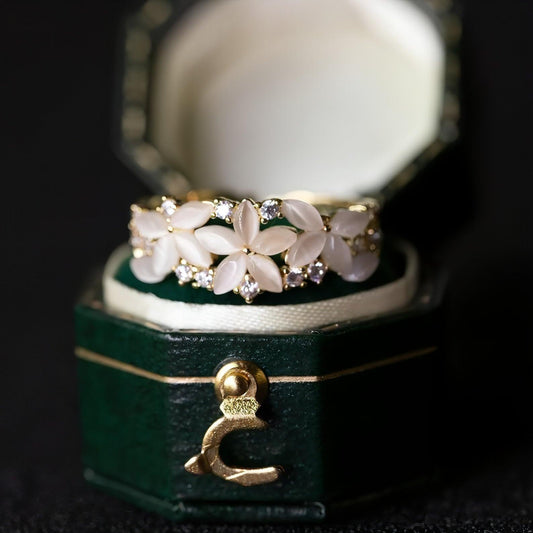 Elegance Blossom: Vintage blommig vigselring
